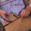 Handytasche mit hellgrauem Kartenfach, Filz und Kork, für iPhone Air, in der Hand eines Nutzers.