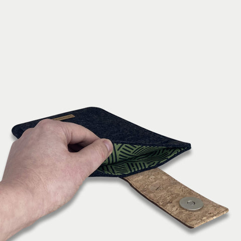 Coque pour reMarkable 1 | avec fermeture magnétique et compartiment supplémentaire | anthracite - Rayures | Modèle "HAKA"