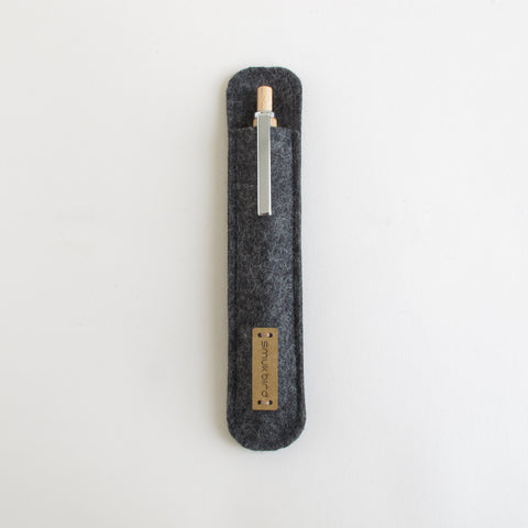 Étui à crayons en feutre durable en 100 % laine | anthracite | Comprend un stylo à bille en bois