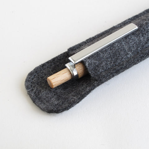 Étui à crayons en feutre durable en 100 % laine | anthracite | Comprend un stylo à bille en bois