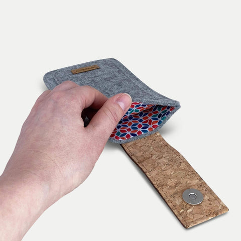 Coque de téléphone sur mesure | avec fermeture magnétique et compartiment supplémentaire | gris clair - Coloré | Modèle HAKA