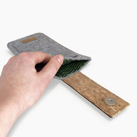 Coque de téléphone sur mesure | avec fermeture magnétique et compartiment supplémentaire | gris clair - rayures | Modèle HAKA