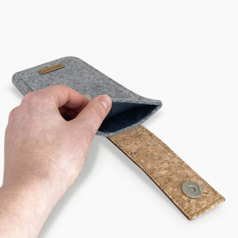 Coque de téléphone sur mesure | avec fermeture magnétique et compartiment supplémentaire | gris clair - pistes | Modèle HAKA