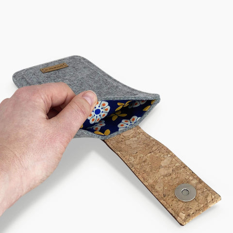 Handytasche für iPhone 17 in hellgrau mit floralem Innenfutter und Magnetverschluss.