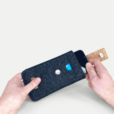 Coque de téléphone sur mesure | avec fermeture magnétique et compartiment supplémentaire | anthracite - pistes | Modèle HAKA