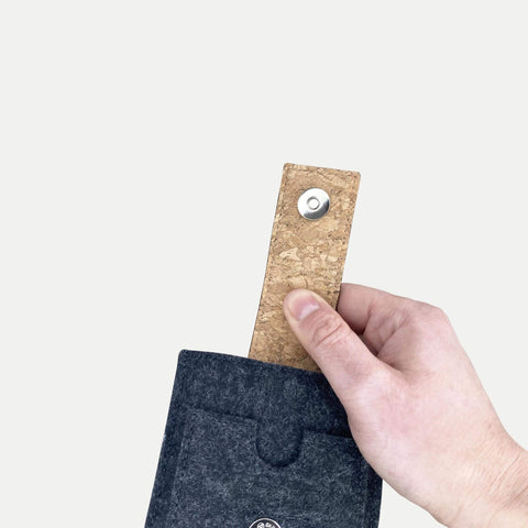 Coque de téléphone sur mesure | avec fermeture magnétique et compartiment supplémentaire | anthracite - pistes | Modèle HAKA