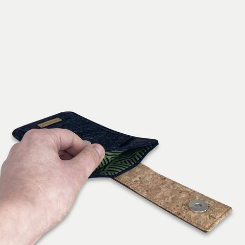 Handytasche für iPhone 17 Pro mit Magnetverschluss und nachhaltigen Materialien in Anthrazit - Stripes.