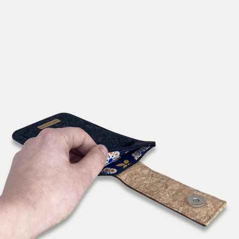 Handytasche für iPhone Air in anthrazit mit Magnetverschluss, hochwertigem Innenfutter und nachhaltigen Materialien.