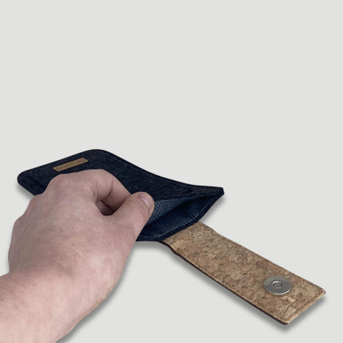 Coque de téléphone sur mesure | avec fermeture magnétique et compartiment supplémentaire | anthracite - pistes | Modèle HAKA