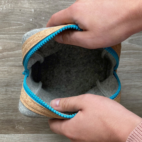 Sac d'accessoires pour câbles, etc. | en feutre et liège | gris-vert clair