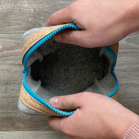 Sac d'accessoires pour câbles, etc. | en feutre et liège | anthracite-azur