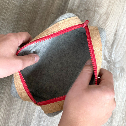 Sac d'accessoires pour câbles, etc. | en feutre et liège | rouge anthracite