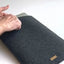 Housse ordinateur portable sur mesure | en feutre et coton biologique | anthracite - rayures | Modèle "LAISSER"