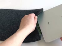 Housse pour iPad Pro 12,9" - 5e génération | en feutre et coton biologique | anthracite - pistes | Modèle "LAISSER"