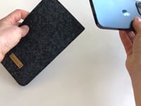 Housse de téléphone pour iPhone 13 mini | en feutre et coton biologique | anthracite - formes | Modèle "LAISSER"