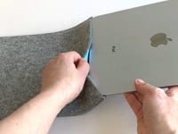 Étui pour tablette sur mesure | en feutre et coton biologique | gris clair - rayures | Modèle "LAISSER"