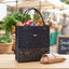 Dunkle Filz Shopper Tasche gefüllt mit Brot und Gemüse auf dem Wochenmarkt, nachhaltige Tasche für den täglichen Einkauf