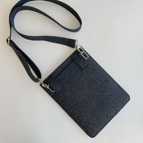 Anthrazitfarbene Tablet-Hülle aus Wollfilz, flach liegend mit verstellbarem Crossbody-Gurt