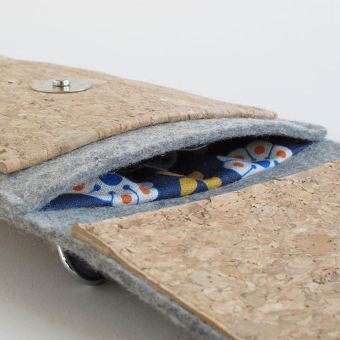 Sac bandoulière pour Fairphone 5 | en feutre et coton biologique | gris clair - floraison | Modèle KEDJA