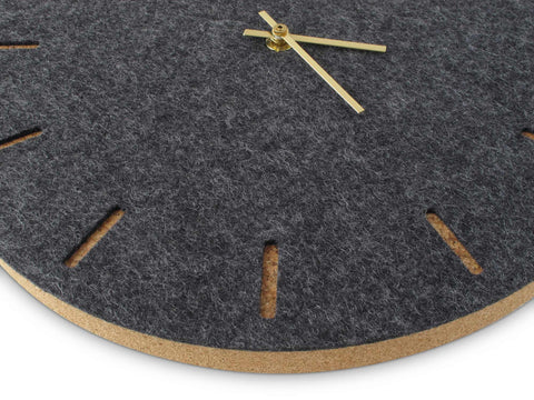 Horloge murale en feutre et liège 30 cm | anthracite - or | Conception : Copenhague