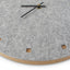 Horloge murale en feutre et liège 30 cm | gris clair - noir | Conception : Esbjerg
