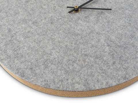 Horloge murale en feutre et liège 30 cm | gris clair - noir | Conception : Aalborg