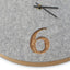 Horloge murale en feutre et liège 30 cm | gris clair - noir | Conception : Aarhus