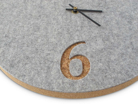 Horloge murale en feutre et liège 30 cm | gris clair - noir | Conception : Aarhus