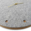 Horloge murale en feutre et liège 30 cm | gris clair - or | Conception : Esbjerg