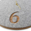 Horloge murale en feutre et liège 30 cm | gris clair - or | Conception : Aarhus