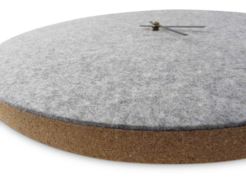 Horloge murale en feutre et liège 30 cm | gris clair - noir | Conception : Aalborg