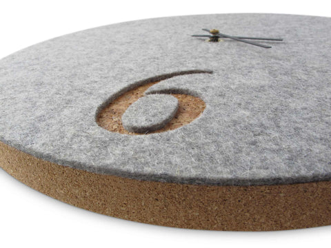 Horloge murale en feutre et liège 30 cm | gris clair - noir | Conception : Aarhus