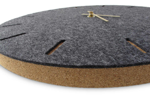 Horloge murale en feutre et liège 30 cm | anthracite - or | Conception : Copenhague