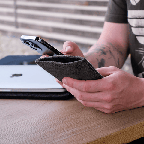 Étui de téléphone portable pour Xiaomi 14 Pro | en feutre et coton biologique | anthracite - pistes | Modèle "LAISSER"