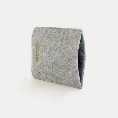 Housse de téléphone pour Xiaomi 13T Pro | en feutre et coton biologique | gris clair - pistes | Modèle "LAISSER"