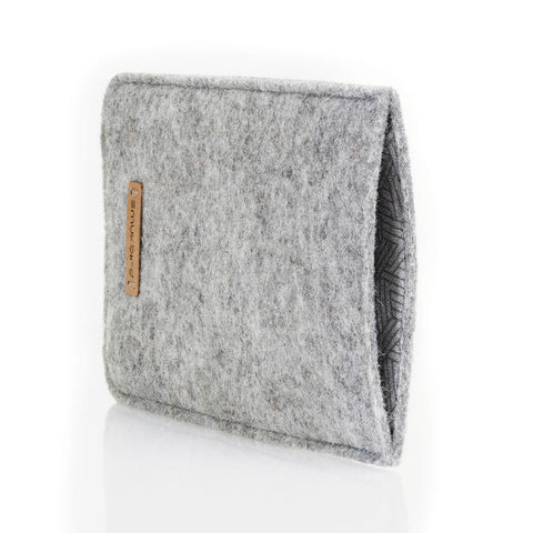 Coque de téléphone portable pour iPhone 12 Pro | en feutre et coton biologique | gris clair - pistes | Modèle "LAISSER"