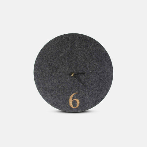 Horloge murale en feutre et liège 30 cm | anthracite - noir | Conception : Aarhus