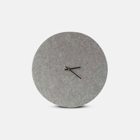 Horloge murale en feutre et liège 30 cm | gris clair - noir | Conception : Aalborg