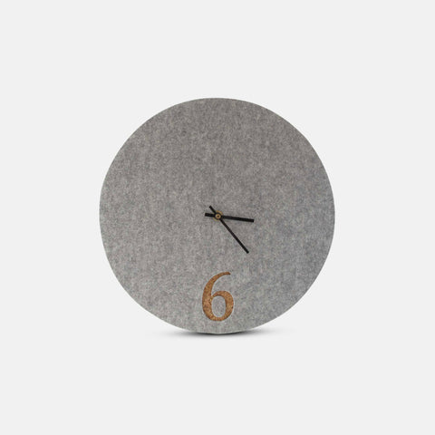 Horloge murale en feutre et liège 30 cm | gris clair - noir | Conception : Aarhus