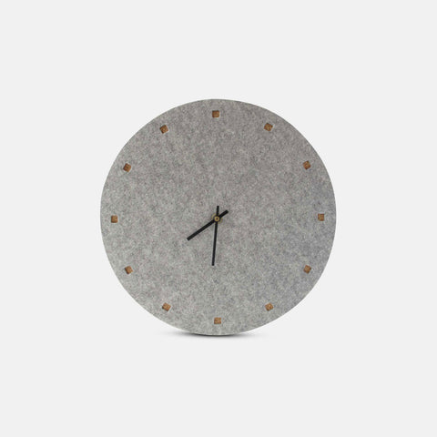 Horloge murale en feutre et liège 30 cm | gris clair - noir | Conception : Esbjerg