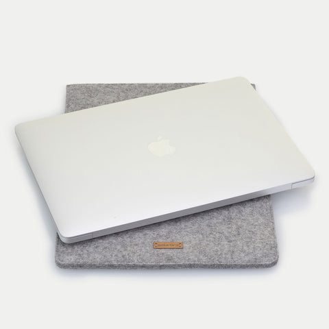 Coque pour MacBook Pro 13 | en feutre et coton biologique | gris clair - pistes | Modèle "LAISSER"