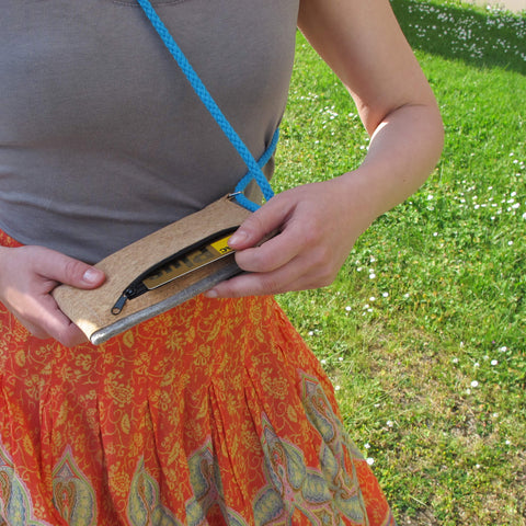 Sac pour téléphone portable à accrocher autour du cou | en feutre et coton biologique | anthracite - floraison | Modèle KEDJA