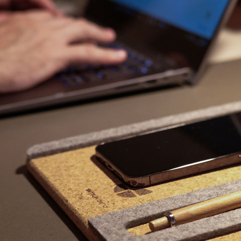 Organisateur pour téléphone, bloc-notes et stylos | en feutre et liège | gris clair