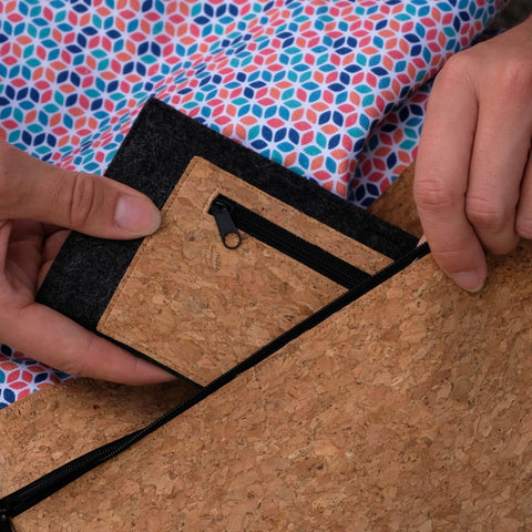 Housse de téléphone avec compartiment pour cartes sur mesure | anthracite - rayures | Modèle "ZIP"