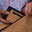 Housse de téléphone avec compartiment pour cartes sur mesure | anthracite - pistes | Modèle "ZIP"