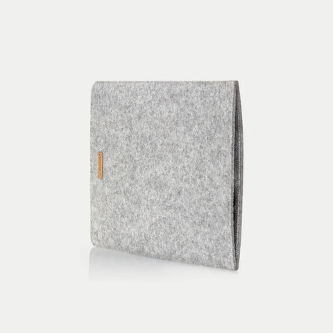 Housse pour iPad Pro 12,9" - 5e génération | en feutre et coton biologique | gris clair - pistes | Modèle "LAISSER"