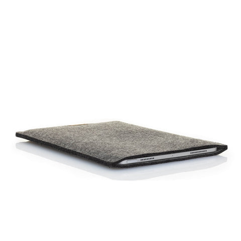 Étui pour iPad Air - 5e génération | en feutre et coton biologique | anthracite - pistes | Modèle "LAISSER"