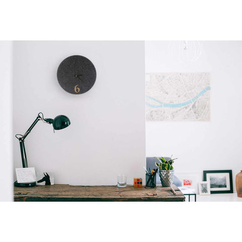 Horloge murale en feutre et liège 30 cm | anthracite - noir | Conception : Aarhus