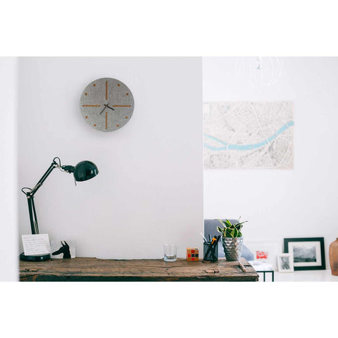 Horloge murale en feutre et liège 30 cm | gris clair - noir | Conception : Odense