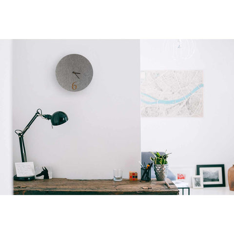 Horloge murale en feutre et liège 30 cm | gris clair - noir | Conception : Aarhus